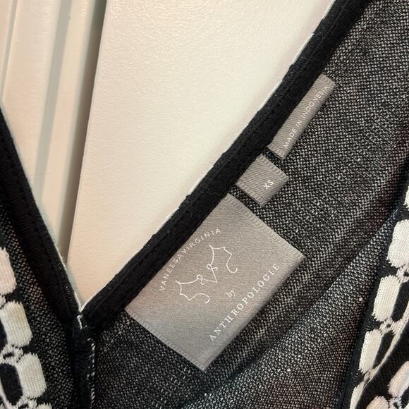 Vanessa Virginia Black & Off White Plunge Neck Peplum Sleeveless Top - Picture 5 of 12